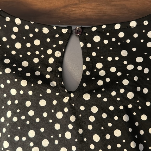 Jones New York polka dot sleeveless blouse - gathered front - sz medium - Picture 7 of 7